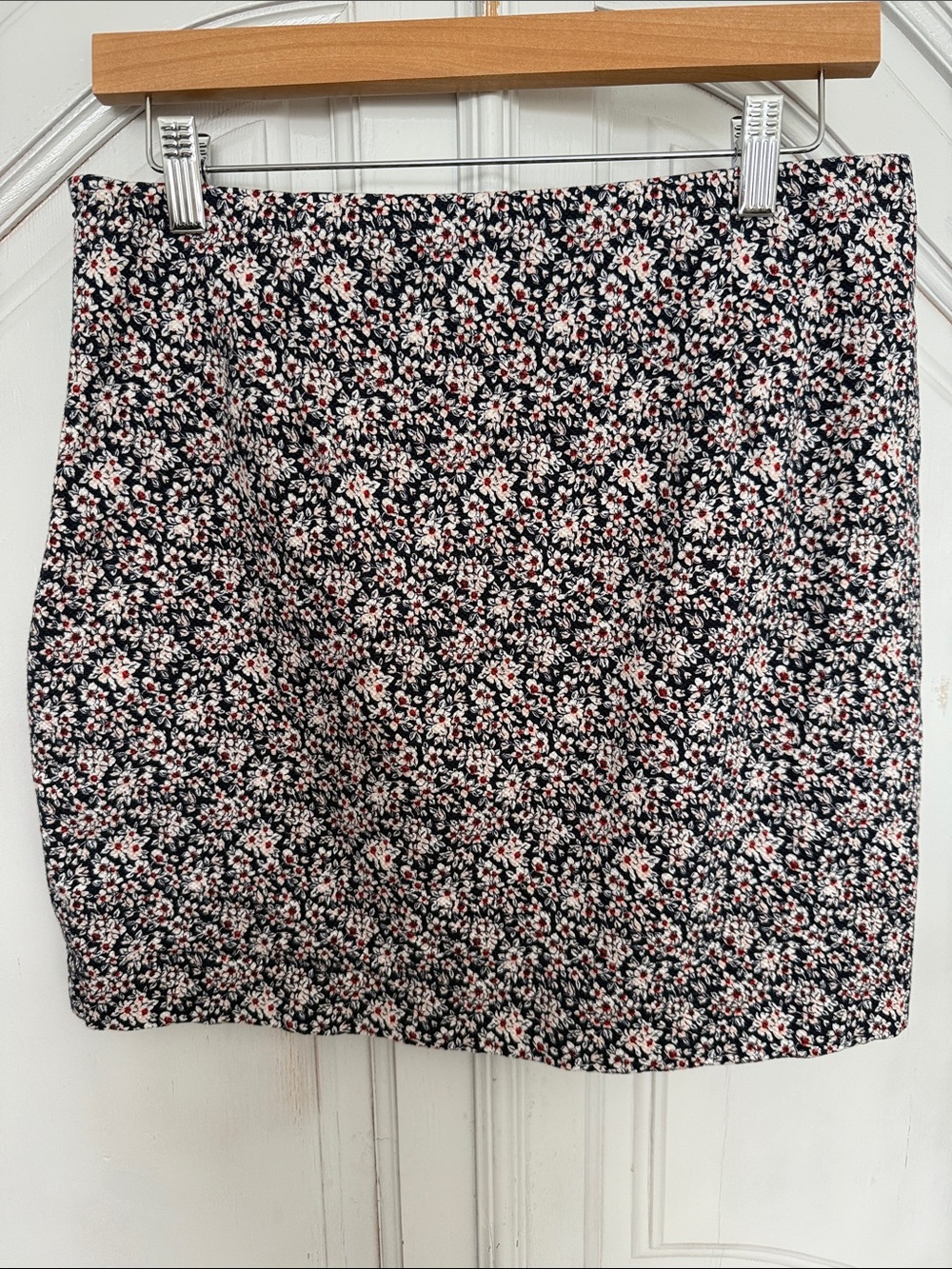 Banana Republic Floral Mini Skirt Button Pockets Navy White Preppy Woman Size 8 - Picture 3 of 9
